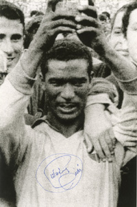 (1928-2001) S/W-Reprofoto mit original Signatur von Valdir Pereira, genannt Didi. (Uruguay),Weltmeister 1958 und 1962 und Trainer der brasiliansichen Nationalmannschaft (WM 70), 15x10 cm.<br>-- Schtzpreis: 40,00  --