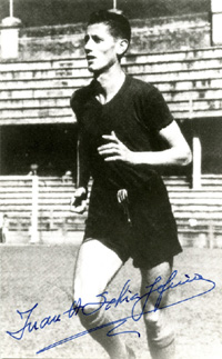 (1925-2002) s/w-Reprofoto mit Originalsignatur von Juan Alberto Schiaffino. Fuball-Weltmeister 1950 mit Uruguay. 15x9,9 cm.<br>-- Schtzpreis: 60,00  --