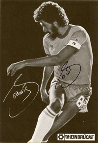 (1954-2011) S/W-Autogrammkarte "Rheinbrcke" mit Originalsignatur von Socrates. Teilnehmer Fuball - Weltmeisterschaft 1982 und 1986 mit Brasilien. 15x10,5 cm.