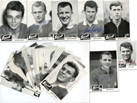 25 verschiedene Autogrammkarten des "Sportmagazin" mit deutschen Fuballspielern ca. 1965. Alle mit original Siganturen der Spieler, 13,5x9 cm.<br>-- Schtzpreis: 250,00  --