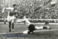 (1914-1991) Originalsignatur auf s/w-Reprofoto "Spielszene" von Gino Colaussi. Weltmeister 1938 und zweifacher Finaltorschtze fr Italien. 15x10 cm.<br>-- Schtzpreis: 50,00  --
