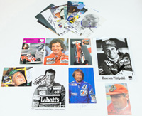 21 Autogrammkarten und Fotos alle mit original Signaturen von Formel-1 Weltmeistern, Formel-1 Fahrern und Motorrad Grand Prix Fahrern, 26x20,5 cm bis 15x10,5 cm.