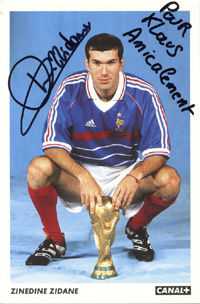Farb-Autogrammkarte mit Originalsignatur von Zindine Zidane. Weltmeister 1998, Europameister 2000 und Vize-Weltmeister 2006 mit Frankreich. 14,8x10 cm.<br>-- Schtzpreis: 90,00  --