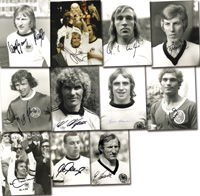 11 S/W-Pressefotos mit original Signaturen der deutschen Spieler die die Fuball - Weltmeisterschaft 1974 gewannen. 22x16,5 cm bis 18x13 cm.<br>-- Schtzpreis: 120,00  --