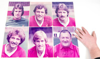 6 offizielle Farbpressefotos mit Spielern des Liverpool FC der Saison 1979/1980 mit original Signaturen, je 25,5x20 cm.