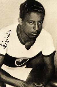 (1921-2002) Originalsignatur auf S/W-Reprofoto von Zizinho. Verstorbener Vize-Weltmeister 1950 mit Brasilien. 15x10 cm.