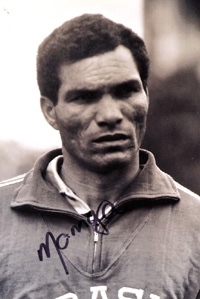 WM-Teilhnehmer 1966 mit Brasilien. Handsigniertes S/W-Reprofoto (10x15cm) des legendren Torwarts von Botafogo Rio. Autogramme von Manga sind sehr selten!.<br>-- Schtzpreis: 60,00  --
