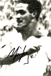 (1922-1996) s/w-Reprofoto mit Originalsignatur von Ademir de Menezes. Vize- Fuball - Weltmeister 1950 mit Brasilien. 15x10 cm.<br>-- Schtzpreis: 50,00  --