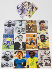 89 Originalsignaturen auf farbigen und s/w-Reprofotos von Fuball Nationalspielern von Brasilien, darunter des Fuball-Weltmeister 1958, 1962, 1970, 1994. je 15x10 cm.