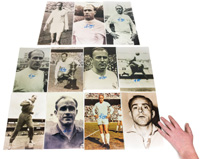 (1926-2014) 11 verschiedene s/w-Reprofotos von Alfredo di Stefano jeweils mit Originalsignaturen von Alfredo di Stefano. Fuball-Legende von Real Madrid und WM-Teilnehmer 1962 mit Italien. 30,5x20 cm.