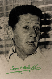 (1925-2002) s/w-Reprofoto mit Originalsignatur von Juan Alberto Schiaffino. Fuball-Weltmeister 1950 mit Uruguay. 30x20,5 cm.