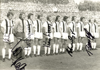 S/W-Pressefoto der Mannschaft von Borussia Mnchengladbach vor dem Pokalfinal 1973 mit 6 original Signaturen der abgebildeten Spieler, 21,5x15,5 cm.<br>-- Schtzpreis: 50,00  --