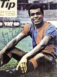 Farbreprofoto mit original Signatur von Teofilo Cubillas im Trikot des FC Basel. Nationalspieler fr Peru. 17,5x12,5 cm.