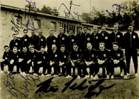 S/W-Pressemannschaftsfoto vom deutschen Aufgebot fr die Fuball - Weltmeisterschaft Chile 1962 mit 11 original Signaturen der abgebildeten Spieler, 14,5x10,5 cm.<br>-- Schtzpreis: 60,00  --