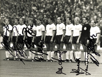 s/w-Pressefoto vom Endspiel um die Fuball - Weltmeisterschaft 1966 mit der Mannschaft von Deutdchland mit 9 Originalsignaturen der Spieler. 21,5x17 cm.<br>-- Schtzpreis: 60,00  --