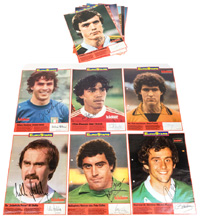 14 verschiedene Grosammelbilder Kicker "EuroStars" jeweils mit original Signatur und faksimilie Signatur der abgebildeten Spieler. Erschienen als ganzseitige Seiten im Kicker-Sportmagazin von 1977-1979, je 31x22 cm.