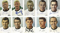 10 Sammelbilder von Kunold aus der Serie "Fuball Weltmeisterschaft 1966". Alles DFB Spieler mit original Signaturen der Spieler auf den Bildern. Karton 10x7 cm.
