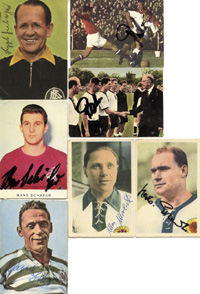 7 verschiedene Sammelbilder von "WS" und "Heinerle" mit den Spielern der Fuball - Weltmeister 1954 Deutschland. Alle mit original Signaturen der Spieler, 9,5x6,5 cm bis 8,6x6,3.