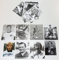 22 Pressefotos von Nationalspieler von Deutschland (DFB) 1958 - 1982, 21,5x16,5 bis 18x12,5 cm.
