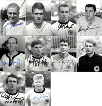 10 S/W- Pressefotos mit original Signaturen von Nationalspieler von Deutschland (DFB) die an der Fuball - Weltmeisterschaft 1962 und 1966, 18x12,5 cm.<br>-- Schtzpreis: 125,00  --