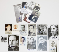 24 verschiedene Belege mit original Signaturen von DFB - Nationalspielern aus der Zeit von 1936 - 1962, 22x15 bis 7,5x6 cm.