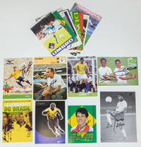 21 Autogrammkarten brasilianischer Fuballstars jeweils mit Originalsignaturen. Je 19,5x12 cm bis 13x10,5 cm.<br>-- Schtzpreis: 120,00  --