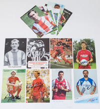 18 verschiedene Autogrammkarten "Opel" aus dem Jahre 1975-2005 jeweils mit Originalsignaturen von Spielern des FC Bayern Mnchen. Je 15x10,5 cm.