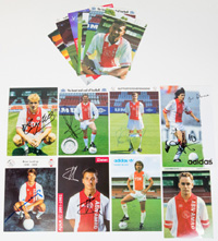 16 Autogrammkarten der Spieler von Ajax Amsterdam 1985 - 2002, je 15x10,5.<br>-- Schtzpreis: 50,00  --