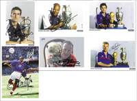 6 verschiedene Autogrammkarten von Spielern des Fuball - Weltmeisters 1998 Frankreich, 17x12 cm bis 15x10,5 cm.<br>-- Schtzpreis: 60,00  --