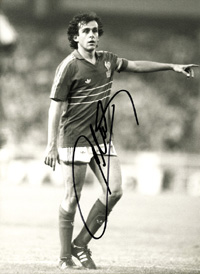 S/W-Pressefoto mit Originalsignatur von Michel Platini. Nationalspieler, Europameister 1984 und WM-Teilnehmer von Frankreich, 20x16,5 cm.<br>-- Schtzpreis: 40,00  --