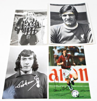 4 Pressefotos mit original Signaturen von bekannten Spielern der 1.Liga in England: Pat Jennings (1945-1986), Liam Brady, Steve McManaman und einem weiteren Spieler des Liverpool FC, 26x20,5 cm bis 22x15 cm.