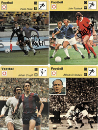 4 Sammelkarten von Fuballstars. Alle mit original Signaturen der Spieler: Paolo Rossi, Johan Cruyff, Alfredo di Stafano und John Toshack, je 16x12 cm.<br>-- Schtzpreis: 80,00  --