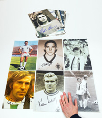 18 Groreprofotos von Spielern von Borussia Mnchengladbach aus den 1970er Jahren mit original Signaturen, je 30,5x20,5 cm.