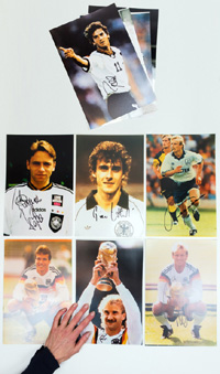 10 Groreprofotos von Spielern des Fuball - Weltmeisters 1990 Deutschland mit original Signaturen, je 30,5x20,5 cm.<br>-- Schtzpreis: 90,00  --