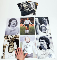 14 Groreprofotos von Spielern des Fuball - Weltmeisters 1974 Deutschland mit original Signaturen, je 30,5x20,5 cm.