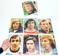 11x Sammelbltter "Galerie der Weltmeister" aus dem Kicker Sportmagazin ca. 1974 mit ganzseitigen Portrts der Fuball - Weltmeister 1974 Deutschland. Alle mit original Signatur, je 29x20,5 cm.