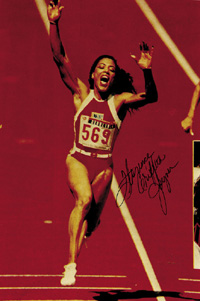 (1960-1998) Farb-Groreprofoto mit Originalsignatur von Florence Griffith-Joyner. Verstorbene Leichtathletik-Olympiasiegerin von 1988 ber 100m, 200m und 4x-100m. mehrfache Sprint-Weltmeisterin. 28x19 cm.<br>-- Schtzpreis: 40,00  --