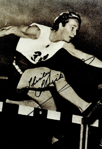 (1920-2004) S/W-Groformat-Reprofoto; original signiert von Shirley Strickland (AUS). 7fache Medaillengewinnerin ber 80m Hrden, 100 m und 4x100 m bei den Olympischen Spielen 1948 - 1956, 30x20,5 cm.