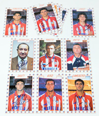 12 Autogrammkarten von Atletico Madrid 1995 mit original Signaturen der Spieler, je 16x11 cm.<br>-- Schtzpreis: 60,00  --
