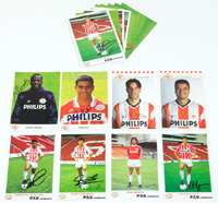 17 Farb-Autogrammkarten von PSV Eindhoven 1985-1998. Jeweils mit Originalsignaturen, 15x10,5 cm.<br>-- Schtzpreis: 70,00  --
