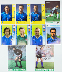 10 original signierte Autogrammkarten von Nationalspielern Italiens 1990-2008, je 21x15 cm bis 16,5x11,5 cm.<br>-- Schtzpreis: 80,00  --