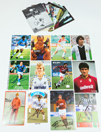 30 offizielle Autogrammkarten von Spitzenklubs der 1. Liga von Italien 1985 - 2005 mit original Signaturen, ca. 15,5x10,5 cm.<br>-- Schtzpreis: 120,00  --