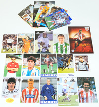 34 offizielle Autogrammkarten von Spitzenklubs der 1. Liga von Spanien 1988 - 2005 mit original Signaturen, ca. 15,5x10,5 cm.<br>-- Schtzpreis: 125,00  --