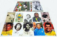 ca. 180 Farb- und S/W-Reprofotos mit original Signaturen von Fuballstars aus Brasilien die an den Fuball - Wetmeisterschaften von 1950 - 1998 teilnahmen. Meistens 30x20 cm.