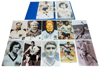 ca. 140 Farb- und S/W-Reprofotos mit original Signaturen von Fuballstars aus Deutschland von 1954 - 1998. Meistens 30x20 cm.<br>-- Schtzpreis: 120,00  --