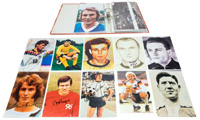 ca. 120 Farb- und S/W-Reprofotos mit original Signaturen von Fuballstars aus Deutschland von 1950 - 1998. Meistens 30x20 cm.<br>-- Schtzpreis: 280,00  --