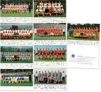 9 verschiedene Farbkarten der Bundesligamanschaften 1970/71 mit faksimilierten Unterschriften. Karton, Je 23.5x16 cm.