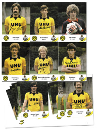 20 Autogrammkarten "Stifts-Pils" jeweils mit Originalsignatur ehemaliger Spieler von Borussia Dortmund im Uhu Trikot. Ca. 1979/80 Je 15x10cm.<br>-- Schtzpreis: 75,00  --