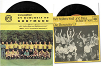 2 verschiedene Schallplatten mit dem Vereinslied der Borussia Dortmund: "Wir halten fest und treu zusammen. Es singt die Borussenelf. So ein Tag so wunderschn wie heute". Um 1966, CBS.<br>-- Schtzpreis: 40,00  --