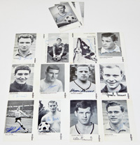 15 verschiedene Autogrammkarten der Firma "Derbystar" mit Fuballspielern von Boussia Dortmund ca. 1965, alle mit orignal Signaturen der Spieler, 15,5x10,5 cm.